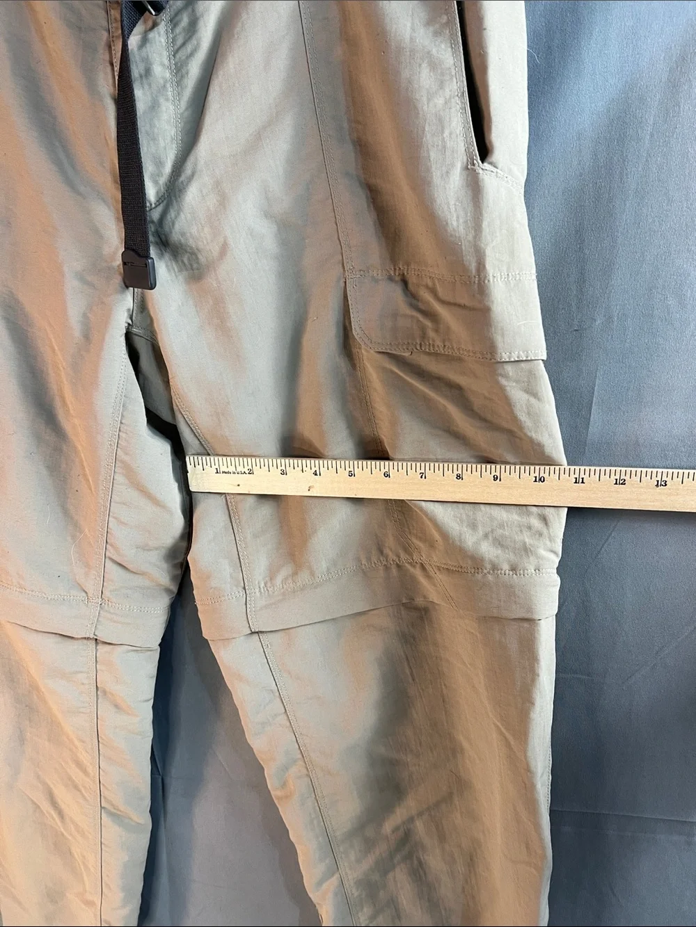 The North Face Men's Cargo Pants in Beige convertible turns into shorts men’s LG